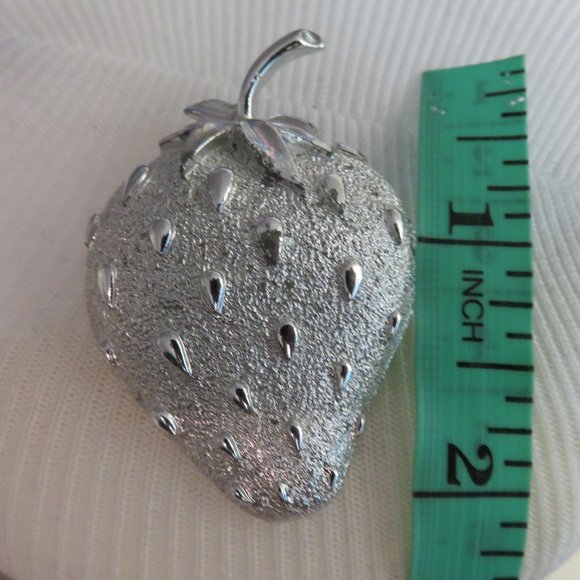 Sarah Coventry Silver-tone Strawberry Brooch - Picture 7 of 8